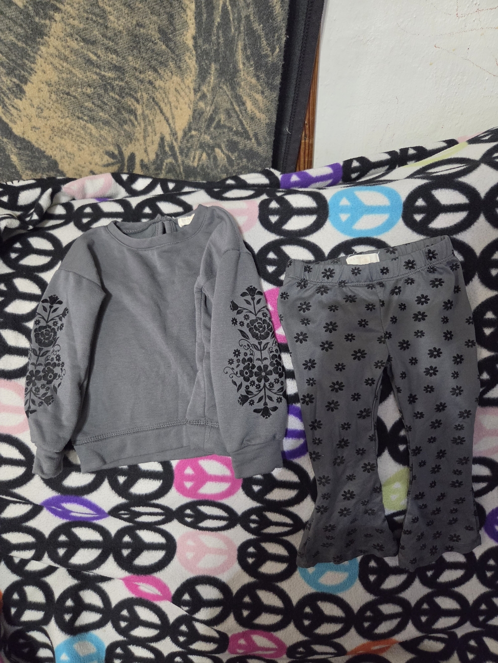 btween Gray Floral-Accent Sweatshirt & Floral Print Leggings